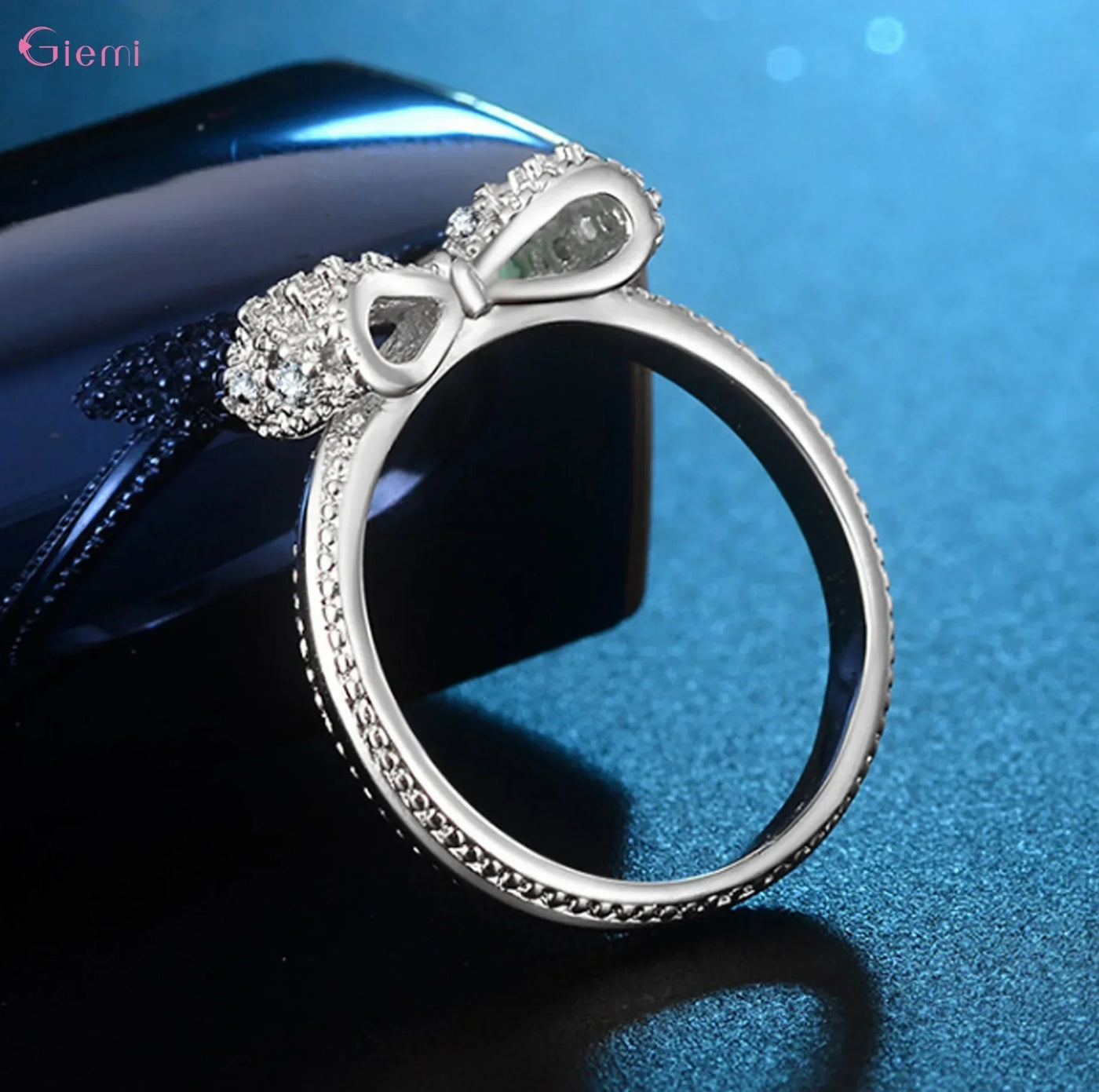 Silberner Schleifenring mit Zirkonia – Eleganz mit einem verspielten Touch