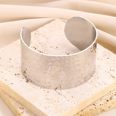 Elegantes Breitband-Armband in glänzendem Gold