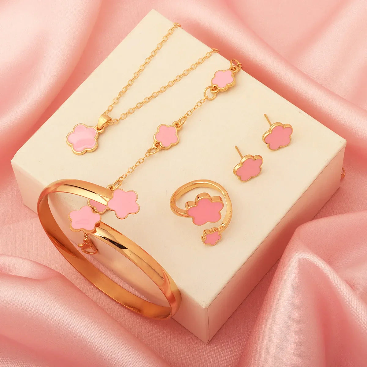 Glücksblumen Ring und Ohrringe - Detailansicht des Schmucksets
