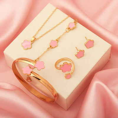 Glücksblumen Ring und Ohrringe - Detailansicht des Schmucksets
