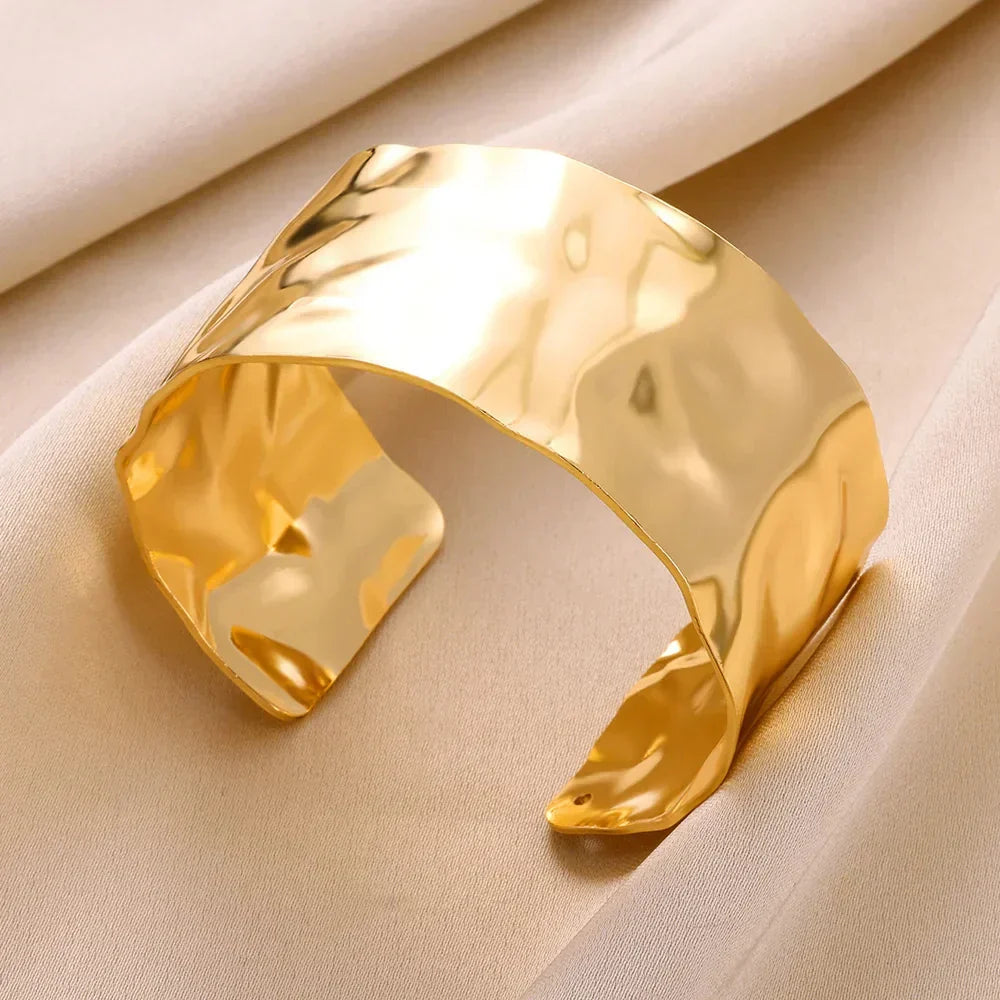 Elegantes Breitband-Armband in glänzendem Gold