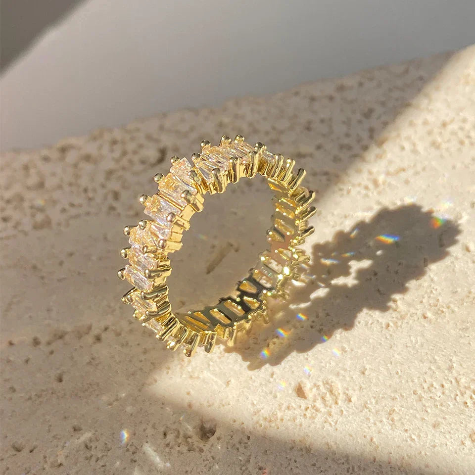 Luxuriöser Eternity-Ring mit Kristallbesatz