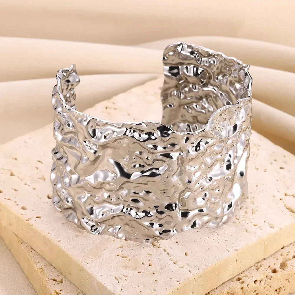 Elegantes Breitband-Armband in glänzendem Gold