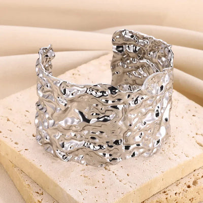 Elegantes Breitband-Armband in glänzendem Gold