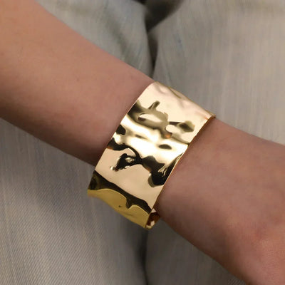 Elegantes Breitband-Armband in glänzendem Gold