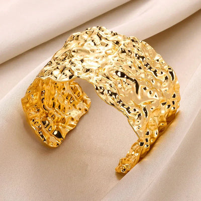 Elegantes Breitband-Armband in glänzendem Gold