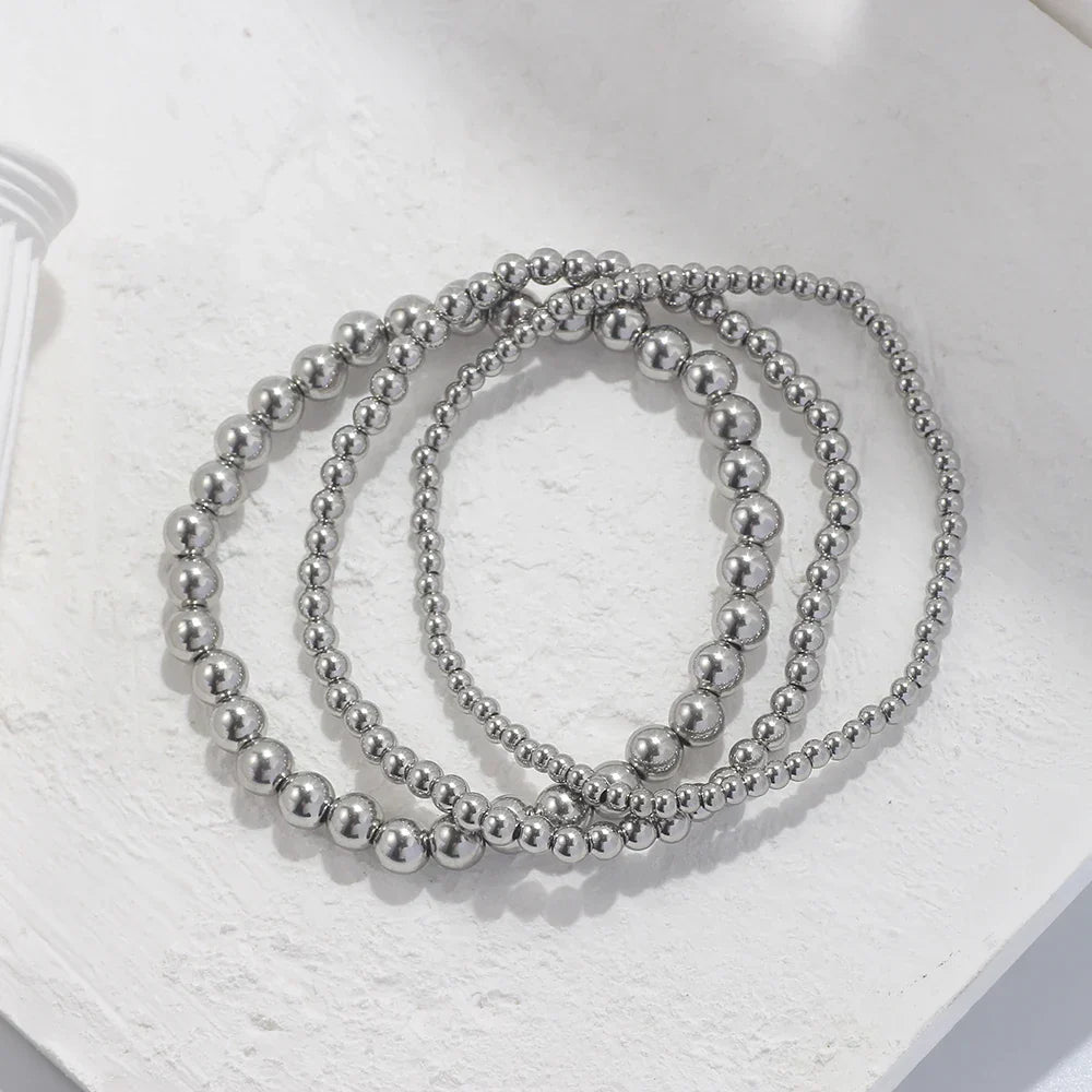 Set aus goldfarbenen Kugelarmbändern